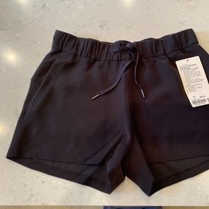 NWT On the Fly MR Shorts 2.5 Woven